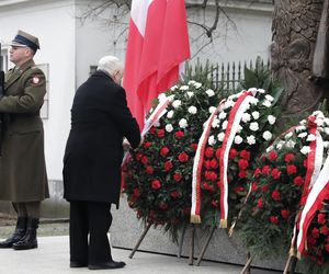 Jarosław Kaczyński wraz z delegacją PiS złożył wieńce przed pomnikami Ojców Niepodległości