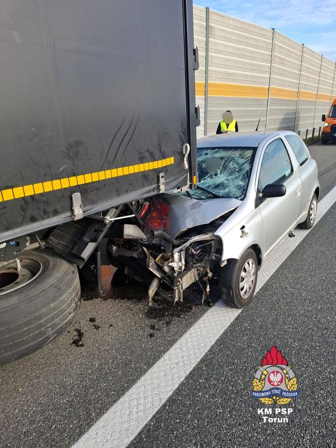 Wypadek na A1. Samochód wjechał w tył ciężarówki