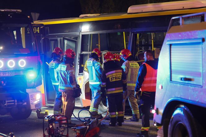 Wypadek z udziałem autobusu i ciężarówki w Warszawie (23.10.2025)