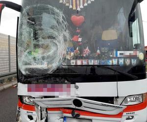 Zderzenie autobusu z samochodem osobowym na drodze S3. Cztery osoby zostały poszkodowane!