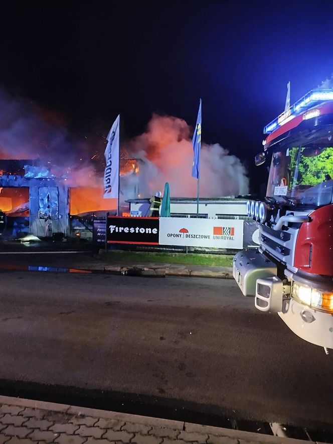 Przez lata prowadzili warsztat samochodowy w Kotomierzu pod Bydgoszczą. Pożar zabrał im wszystko. "Obudził nas walenie do drzwi i krzyk"