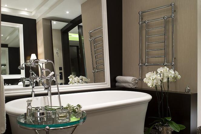 Luksusowa łazienka: marmur, szkło i ceramika w nowoczesnym salonie kąpielowym