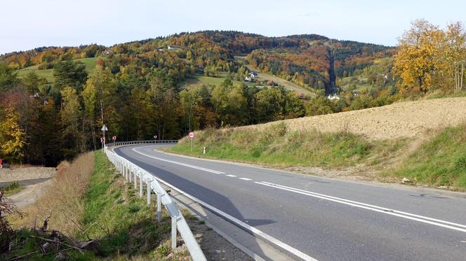 Ten dwór znajduje się w jednej z najpiękniejszych wsi w Małopolsce. Kiedyś należał do biskupów