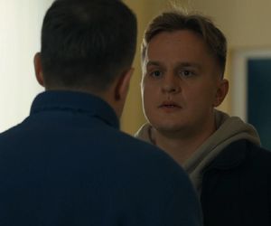 	Barwy szczęścia odc. 3185. Majak (Łukasz Borkowski),  młody Leszek Szymański (Maciej Czerklański)