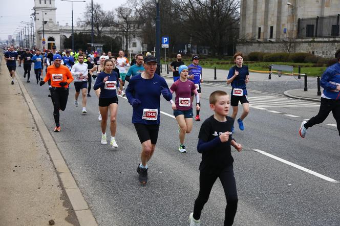 Bieg na Piątkę 2024, Warszawa - zdjęcia. Biegłeś? Szukaj się w galerii!