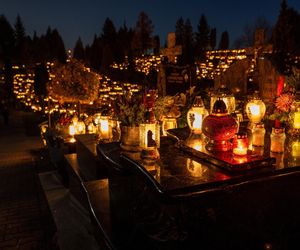 Tysiące zniczy rozświetliło polskie cmentarze. Niezwykły widok po zmroku