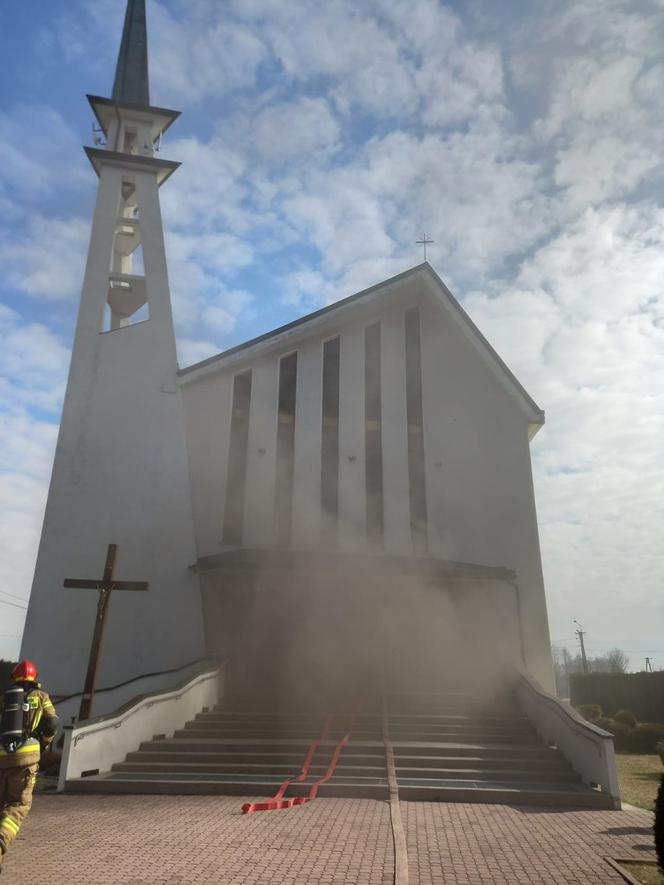 Katastrofa w kościele w Radgoszczy! Proboszcz przyszedł na mszę i zobaczył kłęby dymu
