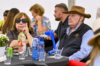 Kowboj o kulach. Tak Olbrychski wraca do zdrowia po operacji