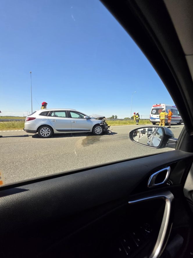 Zderzenie dwóch aut na S5 w Żninie! Trzy osoby trafiły do szpitala [ZDJĘCIA]