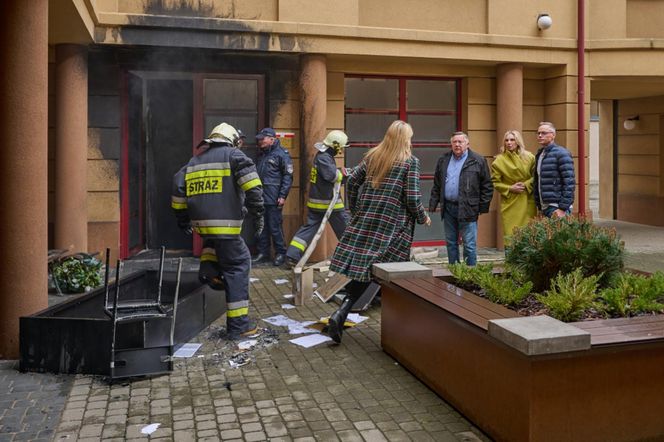 Na Wspólnej, odc 4076. Monika (Sylwia Gliwa), Damian Cieślik (Waldemar Błaszczyk), Włodek (Mieczysław Hryniewicz), Żaneta (Anna Guzik)