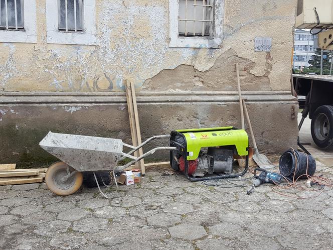 Lecą tynki z dawnego budynku kolejowego przy ul. Dworcowej