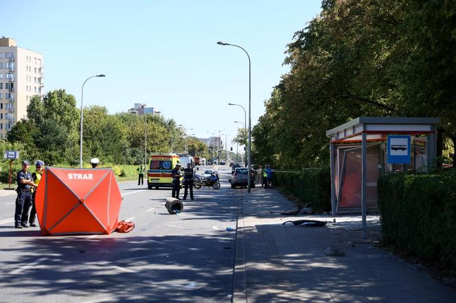 Samochód wjechał w przystanek w Warszawie