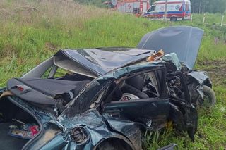 Osiek. Poważny wypadek na przejeździe kolejowym. 60-latek wjechał prosto pod pociąg [ZDJĘCIA].