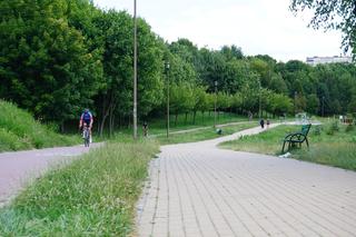 Lublin. „Filary porośnięte bluszczem” i nie tylko. Park Jana Pawła II w lipcowej odsłonie