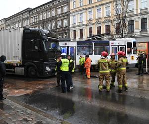 Ciężarówka zderzyła się z tramwajem