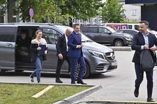 Wielkie wejście Trzaskowskiego do TVP. Zdjęcia uchwyciły każdy krok