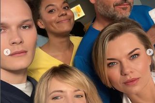 Na dobre i na złe nowy sezon. Agata (Emilia Komarnicka), Dominika (Paulina Gałązka), Maria (Sylwia Achu), Tomaszek (Antoni Sałaj), Borys (Marcin Zacharzewski) na planie