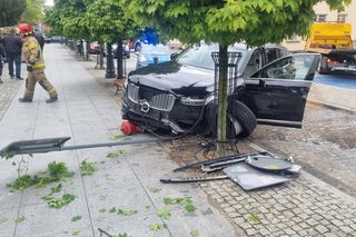 Pijacki rajd na ratusz! Kierowca demolował wszystko, co napotkał na drodze.