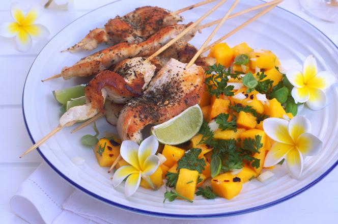 Egzotyczne szaszłyki z kurczaka, które ożywią każdy grill. Słodkie mango robi różnicę