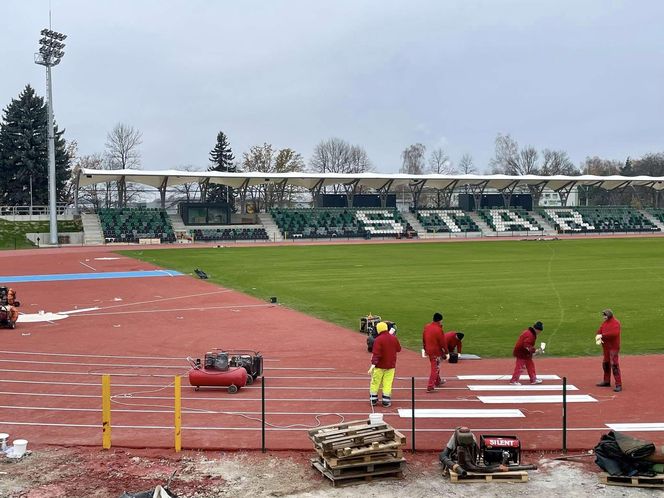 Ostatnie dni remontu stadionu w Starachowicach. Na bieżni pojwiły się tory