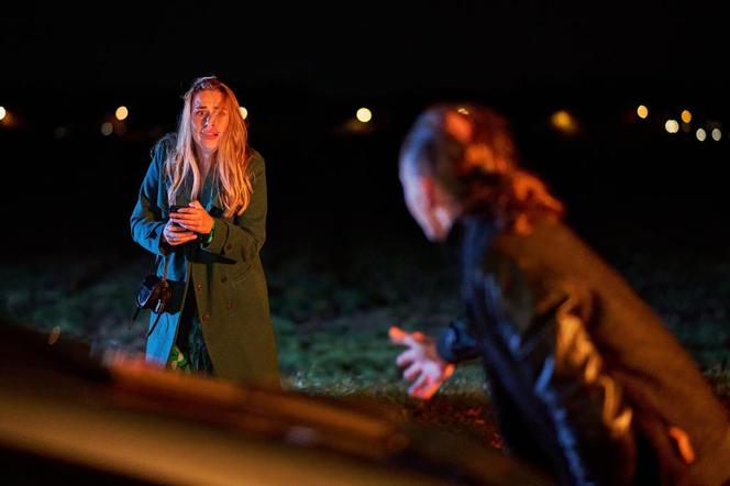 Na Wspólnej, odcinek 3758: Eliza (Katarzyna Chorzępa), taksówkarz (Sebastian Badurek) 