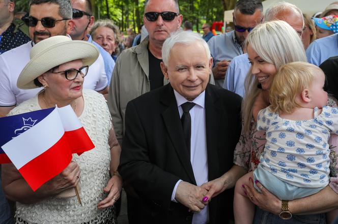 Jarosław Kaczyński z dzidziusiem na rękach ależ on go tuli 