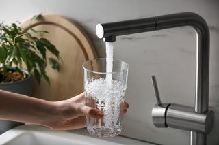 Jak w prosty sposób pozbyć się mikroplastiku z wody? Wypróbuj jedną metodę
