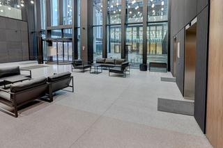 Lakeside, pierwszy projekt biurowy firmy Atenor w Polsce, wita gości efektownymi posadzkami 