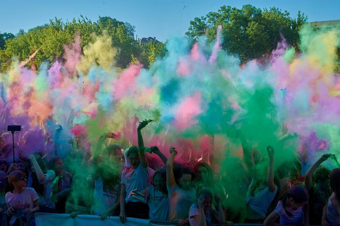 Lublin: Festiwal Kolorów 2018. Kolory Holi wystrzeliły w powietrze!