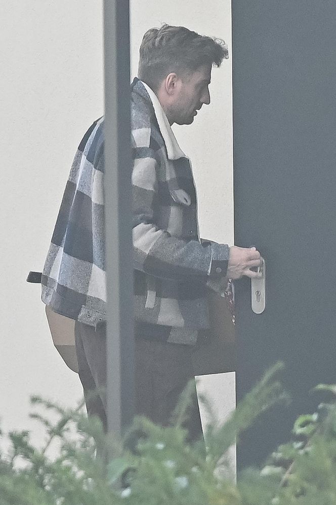 Agnieszka Kaczorowska siedzi i pachnie, a Rogacewicz wynosi śmieci i je kanapke poza autem... Fajna para?