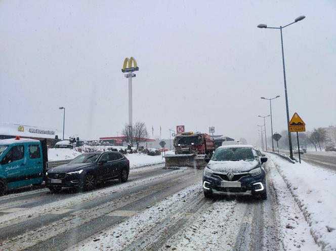 Potężny atak zimy w Małopolsce. Śnieg sypie bez przerwy