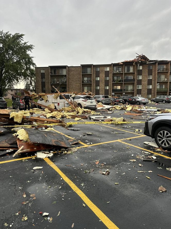 Wichura zerwała dach budynku pod Chicago