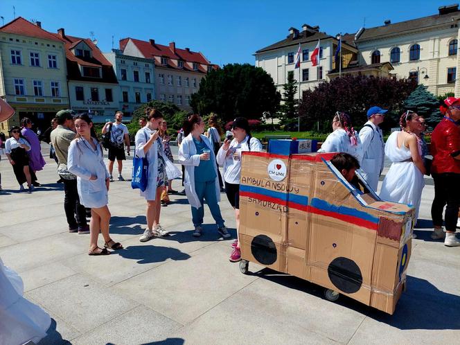 Bydgoscy studenci dotarli na juwenalia ambulansem. Był z kartonu, ale zabawa będzie najprawdziwsza!