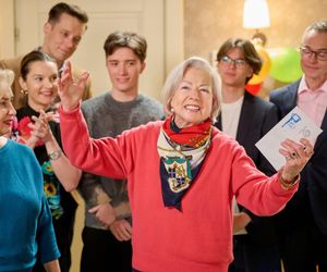 Na Wspólnej, odc. 4000. Maria (Bożena Dykiel), Roża (Halina Rasiakówna), Kasia (Julia Chatys), Darek (Michał Mikołajczak), Franek (Nathan Czyżewski), Damian (Waldemar Błaszczyk), Kajtek (Mikołaj Szostek)