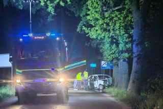 Volkswagen wbił się w drzewo! Kierowca nie miał szans