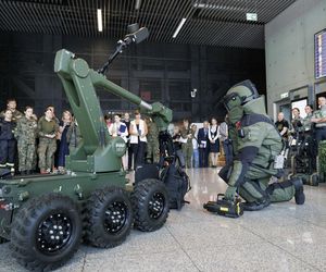 Planujesz wakacyjną podróż samolotem?  Nie żartuj na lotnisku,  pilnuj  swoich bagaży!