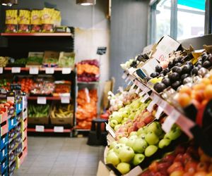 Sklepy otwarte 1.11.2025 - Biedronka, Lidl, Żabka, Dino. Gdzie zrobić zakupy 1 listopada 2025?