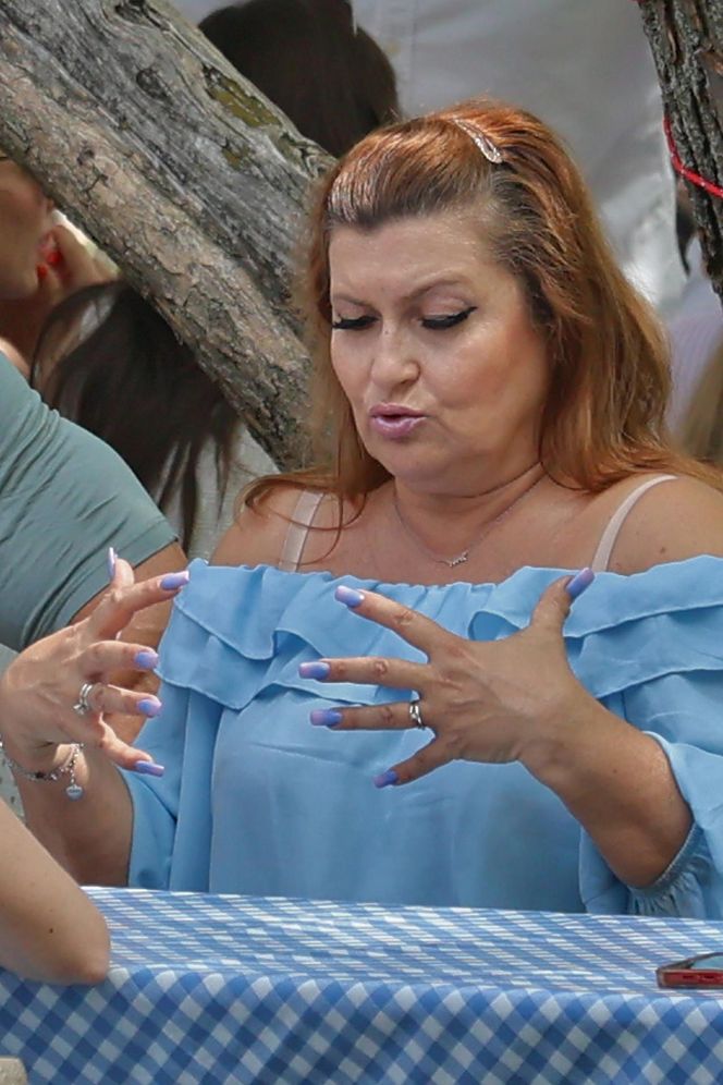 Katarzyna Skrzynecka. Zabrała rodzinę na targ śniadaniowy w kusych szortach