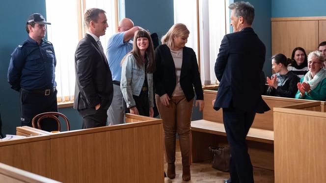 Na dobre i na złe, odcinek 850: Michał Wilczewski (Mateusz Janicki), Alina Fisher (Katarzyna Skrzynecka), Stefan Tretter (Piotr Garlicki), Andrzej Falkowicz (Michał Żebrowski), Matylda (Amelia Czaja)