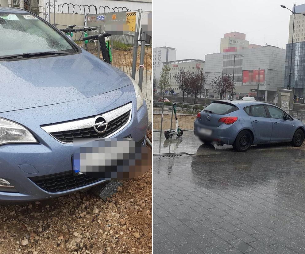 Auto bez kierowcy jechało prosto na przystanek w Łodzi! Świadkowie zdarzenia próbowali je zepchnąć [ZDJĘCIA].