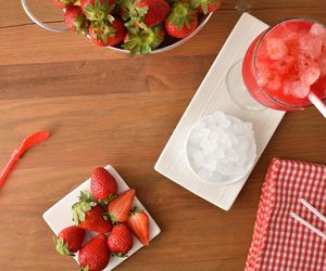 Truskawkowa lemoniada z wódką: przepis na slush vodka z truskawkami