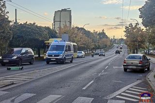 Tychy: 14-latka spowodowała wypadek drogowy jadąc na hulajnodze. Wpadła pod samochód