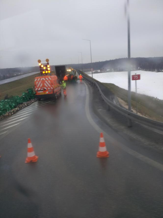 Utrudnienia na A4. Na jezdnię rozsypały się skrzynki z piwem [ZDJĘCIA]