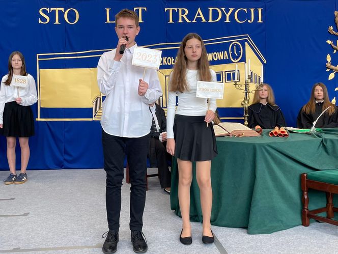 Pierwsza Dama uczciła z uczniami 100 lat od nadania imienia Stefana Batorego Szkole Podstawowej w Liwie