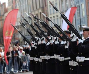 Powrót Gdańska w granice Polski. Flaga państwowa RP zawisła na Dworze Artusa