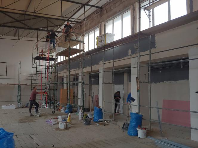 Remont sali gimnastycznej w białoborskiej szkole. Uczniowie będą mogli z niej korzystać już w listopadzie [FOTO]
