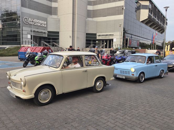 Klasyczna motoryzacja znów zachwyciła Bydgoszcz. „Bydgoskie Klasyki Nocą” przy Torbydzie