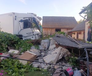 W Młynku kierowca ciągnika siodłowego z naczepą wjechał na posesję. Dwie osoby ranne