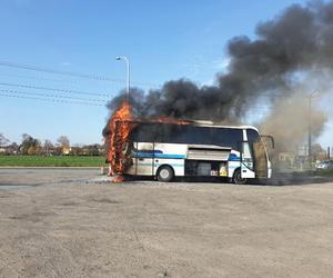 Autobus 15-osobowej rodziny zastępczej z Zabrza spłonął w drodze. Z pomocą przyszli dobrzy ludzie