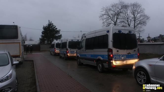 Skandal na meczu. Kibice Hutnika Kraków trzymani... w klatce niczym dzikie zwierzęta